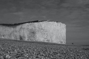 Burling Gap, Eastbourne 'daki beyaz kayalıklar. Tebeşir kaya oluşumunun muhteşem manzarası ve Güney İngiltere kıyı yolunun bir kısmı, mevsimler boyunca turistler ve yürüyüşçülerin sıkça uğradığı bir yer.