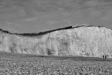Burling Gap, Eastbourne 'daki beyaz kayalıklar. Tebeşir kaya oluşumunun muhteşem manzarası ve Güney İngiltere kıyı yolunun bir kısmı, mevsimler boyunca turistler ve yürüyüşçülerin sıkça uğradığı bir yer.