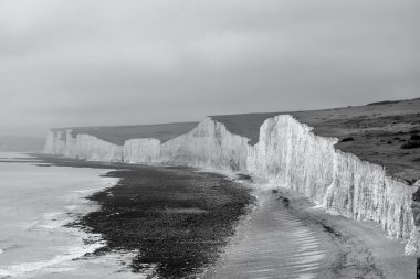 Burling Gap, Eastbourne 'daki beyaz kayalıklar. Tebeşir kaya oluşumunun muhteşem manzarası ve Güney İngiltere kıyı yolunun bir kısmı, mevsimler boyunca turistler ve yürüyüşçülerin sıkça uğradığı bir yer.