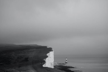 Burling Gap, Eastbourne 'daki beyaz kayalıklar. Tebeşir kaya oluşumunun muhteşem manzarası ve Güney İngiltere kıyı yolunun bir kısmı, mevsimler boyunca turistler ve yürüyüşçülerin sıkça uğradığı bir yer.
