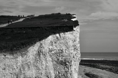 Birling Gap, Eastbourne, İngiltere - 3 Temmuz 2021: Dev beyaz uçurumların ve kıyı yollarının muhteşem doğal manzarası her yaştan turist, yürüyüşçü ve ailelerin ilgisini çekiyor