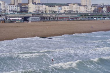 Rüzgar güney Sussex sahillerini vurdu. Brighton 'da tehlikeli dalgalar ve dalgalı denizler yarattı. Sahil güvenlik yüzmeyi yasakladı..