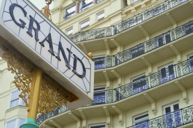 Brighton, Sussex, İngiltere Temmuz 05, 2021: Grand Brightonis İngiliz tarihine gömülmüş ve Brighton 'un ünlü sahil şeridinin merkezinde yer alan ikonik bir Viktorya dönemi mülkü..