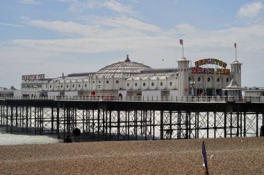 Brighton İskelesi, aynı zamanda Palace Pier olarak da bilinir, 1899 'da inşa edilen tarihi öneme sahip popüler bir turizm merkezi. Hava fırtınalı ve yüzmek yasak.