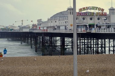 Brighton İskelesi, aynı zamanda Palace Pier olarak da bilinir, 1899 'da inşa edilen tarihi öneme sahip popüler bir turizm merkezi. Hava fırtınalı ve yüzmek yasak.
