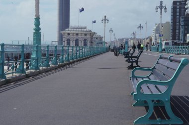 Brighton 'daki gezinti güvertesi geleneksel Victoria korkuluklarıyla dolu. Batı Sahili 'ndeki British Airways Viewing Tower, turistlere şehrin panoramik manzarasını sunar.
