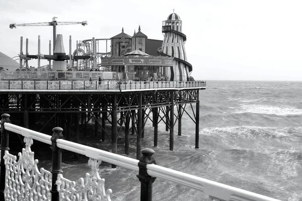 由于大风和汹涌的大海 所有的游乐设施都已关闭 甜菜是空的 静止不动的 英国海滨度假胜地的怀旧的单色图像 — 图库照片