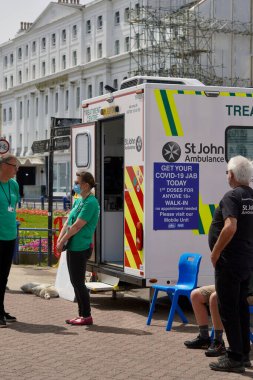 Eastbourne, Doğu Sussex, İngiltere - 3 Temmuz 2021: St John 's Ambulansı ve NHS, Eastbourne' daki gezinti alanında 18 yaşın üzerindeki herkese Covid 19 aşı öneriyor