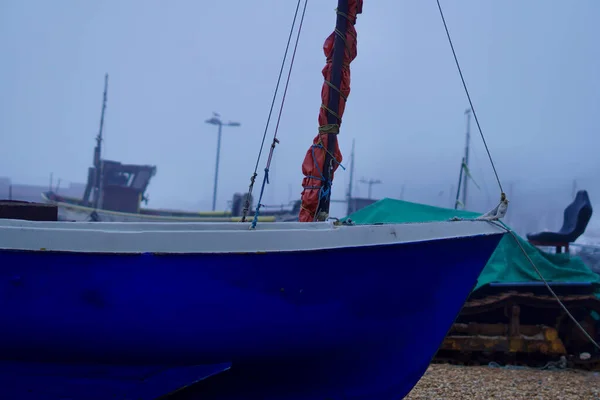Туманный Туманный День Стад Гастингс Местных Рыбацких Лодках Перенесен Черепичный — стоковое фото