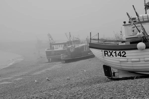 东苏塞克斯的黑斯廷斯英国 2021年7月2日 黑斯廷斯的一个雾蒙蒙的日子 当船只躺在沙滩上等待下一次涨潮时 笼罩在了海雾之中 — 图库照片