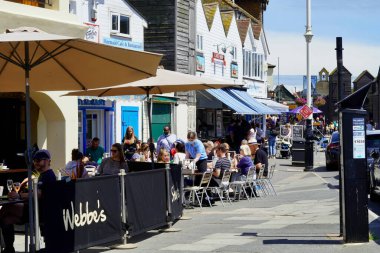 Hastings, Sussex, İngiltere Temmuz 04: 2021: Hava güzel ve turistler Doğu Hill, Hastings 'deki eski kasabanın sokaklarında fresk yemekten keyif alıyorlar
