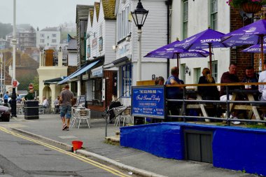 Hastings, Sussex, İngiltere Temmuz 04: 2021: Hava güzel ve turistler Doğu Hill, Hastings 'deki eski kasabanın sokaklarında fresk yemekten keyif alıyorlar