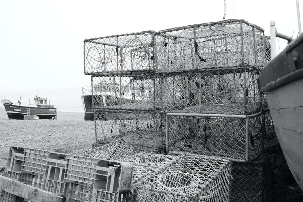 Рыболовные Сети Горшки Омарами Цепи Платформы Разбросаны Рабочим Траулерам Пляже — стоковое фото