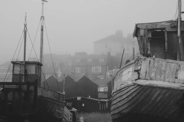 Giorno Nebbioso Nebbioso Hastings Barche Sono Avvolte Nella Nebbia Marina — Foto Stock