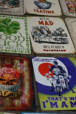 Hastings, Doğu Sussex, İngiltere 4 Temmuz 2021: Şiddetli kısıtlamaların hafifletilmesiyle, kalabalık Hasting 'in eski kasabasına geri döndü. İnsanlar tuhaflıklarla dolu dükkanlara bakıyorlar ve fresk yemek ve içkinin tadını çıkarıyorlar..