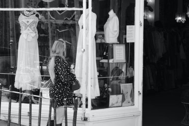 Hastings, Doğu Sussex, İngiltere 4 Temmuz 2021: Şiddetli kısıtlamaların hafifletilmesiyle, kalabalık Hasting 'in eski kasabasına geri döndü. İnsanlar tuhaflıklarla dolu dükkanlara bakıyorlar ve fresk yemek ve içkinin tadını çıkarıyorlar..