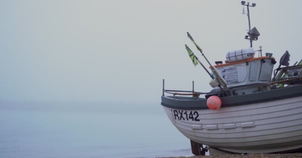 Hastings Sussex Inglaterra Julio 2021 Película Barco Pesca Envuelto Niebla — Vídeo de stock