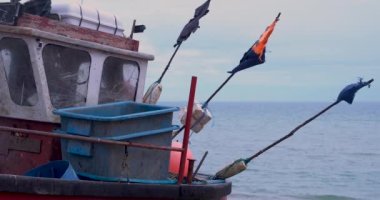 Bir balıkçı teknesinin 4K filmi bir sonraki dalgaya kadar Hastings 'teki tağ plajına sürüklendi. Bayraklar martıları güverteden uzak tutuyor ve pencere camları şiddetli rüzgardan kırılmış. 
