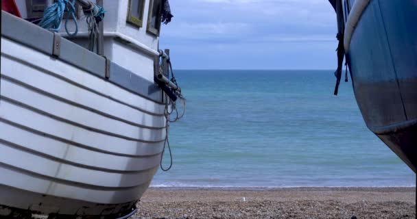 Parlak Renkli Balıkçı Teknelerinin Filmi Stade Hastings Deki Tabelalı Plajlara — Stok video