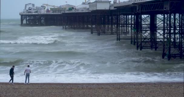 2021年7月6日 英国东萨塞克斯布莱顿 风暴袭击了南海岸 巨浪冲击着邻近布莱顿码头的波纹海滩 游客们欣赏水边的奇观 — 图库视频影像