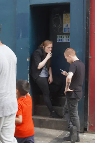 カーディフ ウェールズ7月30日 クイーンストリートカーディフ 2人の同僚が店の裏口の後ろでタバコの休憩を取る — ストック写真