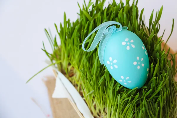 Decoración de Pascua con huevo y hierba — Foto de Stock