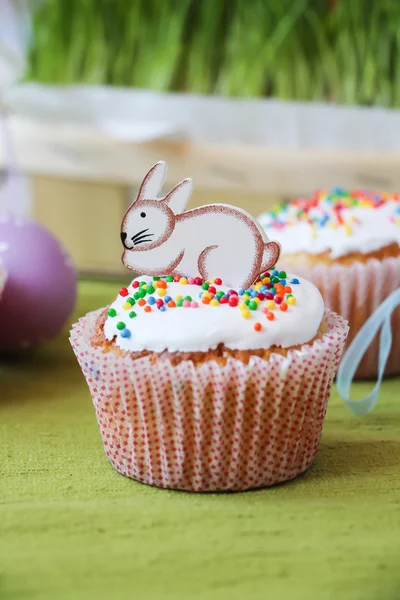 Conejito de Pascua en el pastel — Foto de Stock