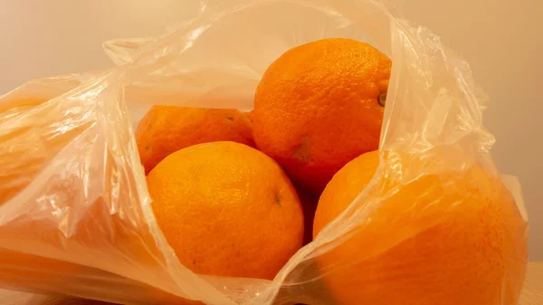 Bolso Plástico Roto Con Mandarinas Cerca — Foto de Stock