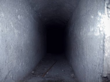 Beyaz tünel karanlığa gidiyor. Soğuk renklerde siyah uçurum.