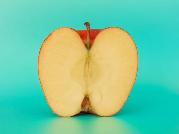Pomme Fraîche Tranchée Sur Fond Turquoise — Photo