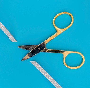 Makas gümüş bandı kes.