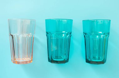 Mavi arka planda, gözlüklü, üst manzaralı..