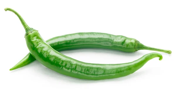 Beyaz arka planda yeşil kırmızı biber