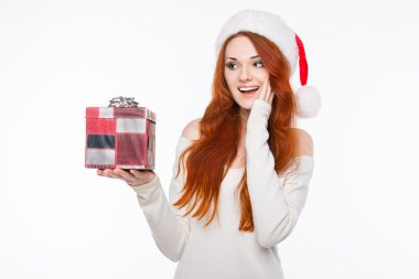 Casual seksi redhead kadın Santa şapka giymiş.