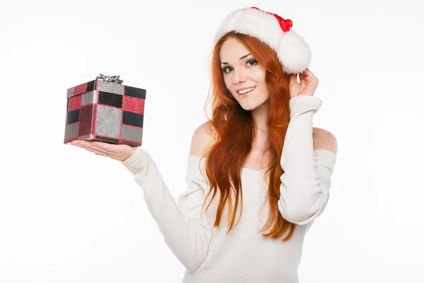 Casual seksi redhead kadın Santa şapka giymiş.