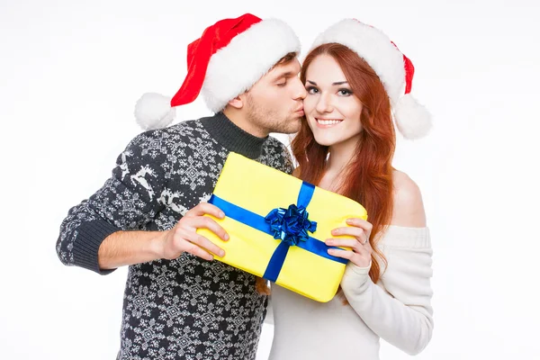 Noel hediye ile mutlu çift