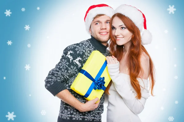 Noel hediye ile mutlu çift