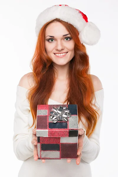 Casual seksi redhead kadın Santa şapka giymiş.