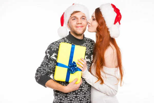 Noel hediye ile mutlu çift