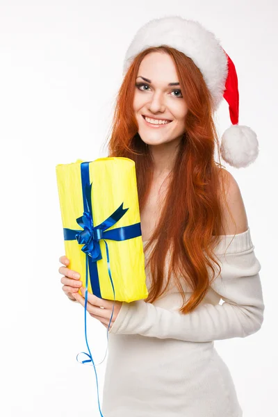 Casual seksi redhead kadın Santa şapka giymiş.