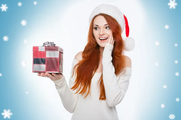 Casual seksi redhead kadın Santa şapka giymiş.