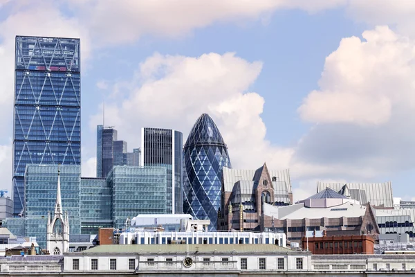 Cidade de Londres skyline com arranha-céus marco edifícios vista, no verão dia nublado — Fotografia de Stock