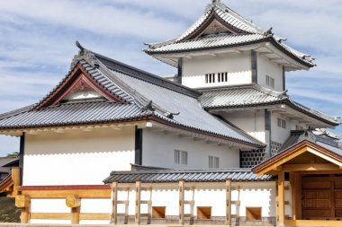 Tarihi şehir, Kanazawa, kapsadığı watchtower ile Japon tepenin kalede kurşun beyazımsı çatı kiremitleri