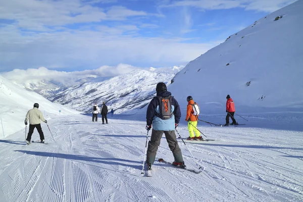 Esqui descendo em Alpes Franceses Três vales estância de esqui no dia ensolarado de inverno — Fotografia de Stock