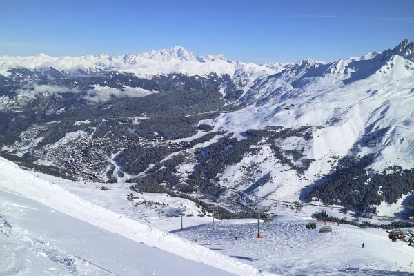 Pueblo de esquí de Meribel en los Alpes franceses Tres valles estación de esquí —  Fotos de Stock