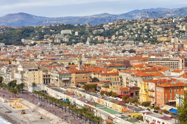 Havadan görünümü ile deniz promenade, renkli French Riviera için güzel şehrin eski kasaba evleri
