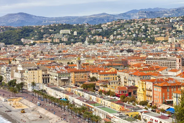 Vista aérea da cidade de Nice, na Riviera Francesa, com passeio marítimo, casas coloridas da cidade velha — Fotografia de Stock