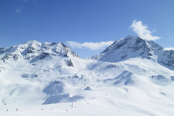 Resort alpino de Les Arcs com pistas de esqui em montanhas nevadas de Alpes franceses — Fotografia de Stock