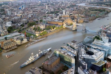 Londra ve river thames city scape İskeledeki savaş gemisi ile