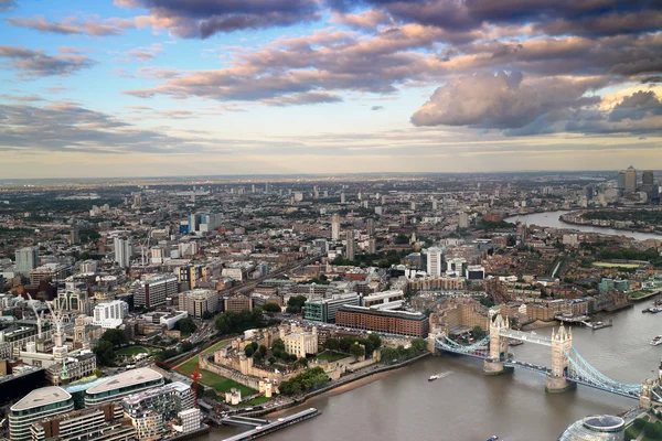 Ariel bekijken london citycape en de thames rivier — Stockfoto